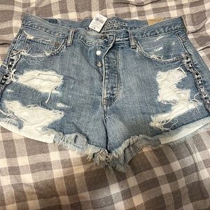 American Eagle shorts never worn. Size 12, still has tag